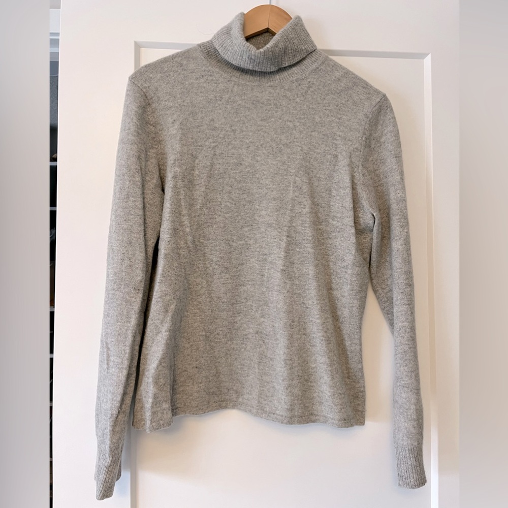 100% Cashmere 
Ann Taylor L
Turtle Neck 
Gray sweater